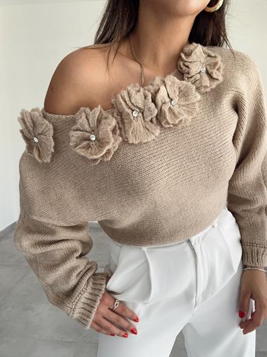Bej Kayık Yaka Çiçek Detaylı Kazak