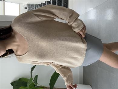 Bej Oval Yaka Yumusak Dokulu Triko Kazak