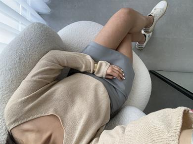 Bej Oval Yaka Yumusak Dokulu Triko Kazak