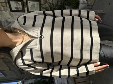 Bej-Siyah Dik Yaka Fermuarlı Çizgili Triko Kazak