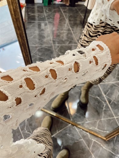 Beyaz  Delikli Triko Kazak