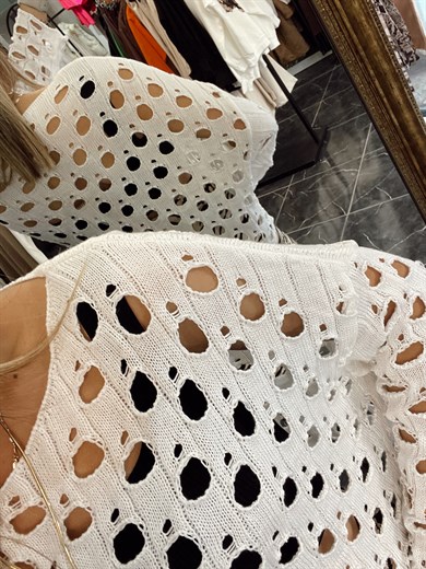 Beyaz  Delikli Triko Kazak