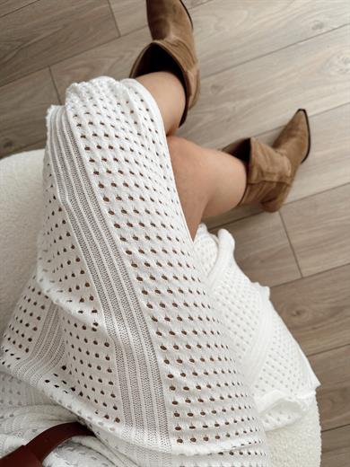 Beyaz Delikli Yırtmaçlı Elbise