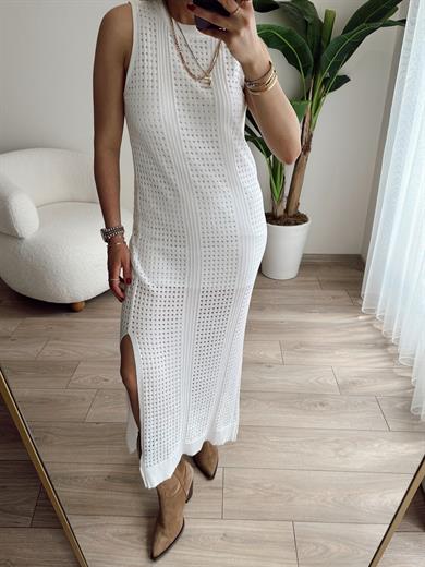 Beyaz Delikli Yırtmaçlı Elbise