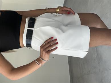 Beyaz Kabartma Kemerli Şort