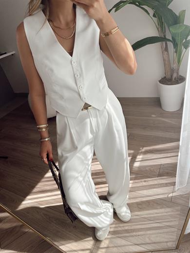 Beyaz Önü Düğmeli Kısa Yelek