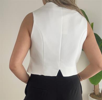 Beyaz Önü Düğmeli Kısa Yelek