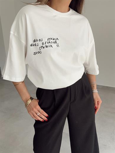 Beyaz Yazı İşlemeli Tişört