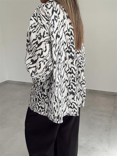 Beyaz Zemin Üzerine Siyah Desenli Gömlek