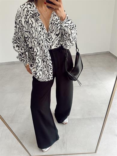 Beyaz Zemin Üzerine Siyah Desenli Gömlek