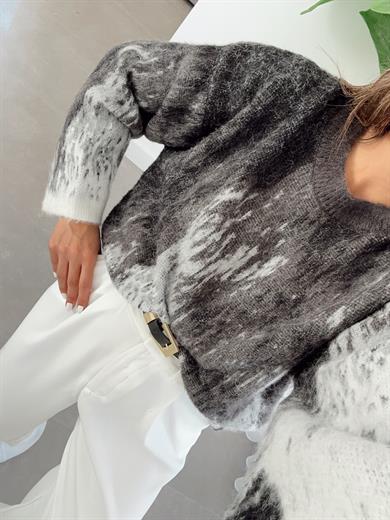 Bisiklet Yaka Geçiş Efektli Şardonlu Füme Triko Kazak