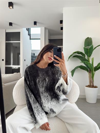 Bisiklet Yaka Geçiş Efektli Şardonlu Füme Triko Kazak