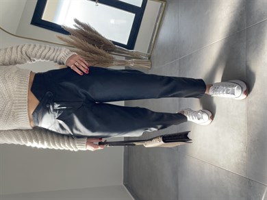 Düğme Detaylı Yüksek Bel Siyah Deri Pantolon