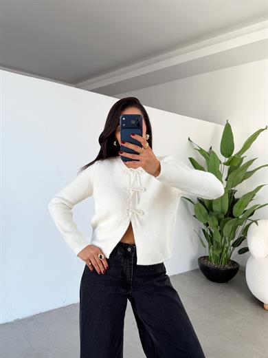 Ekru İncili Fiyonk Aksesuarlı Hırka