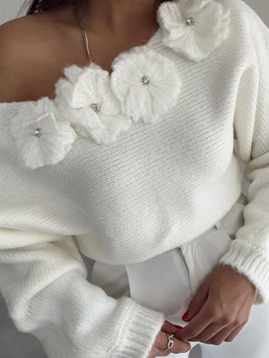 Ekru Kayık Yaka Çiçek Detaylı Kazak