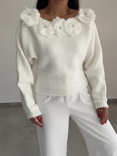 Ekru Kayık Yaka Çiçek Detaylı Kazak