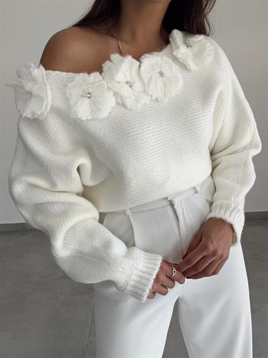 Ekru Kayık Yaka Çiçek Detaylı Kazak