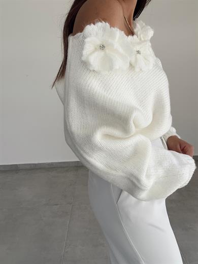 Ekru Kayık Yaka Çiçek Detaylı Kazak