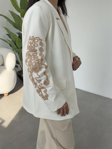 Ekru Kol Nakış Detaylı Vatkalı Ceket