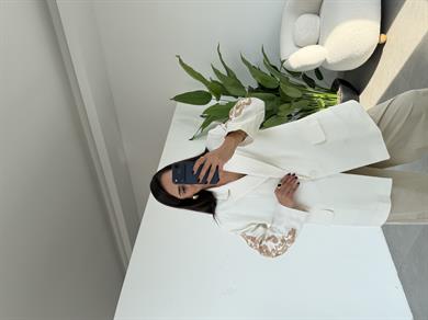 Ekru Kol Nakış Detaylı Vatkalı Ceket