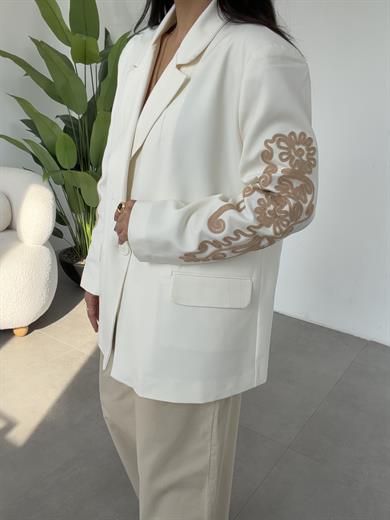 Ekru Kol Nakış Detaylı Vatkalı Ceket