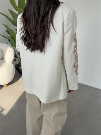 Ekru Kol Nakış Detaylı Vatkalı Ceket