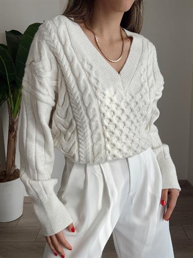 Ekru Saç Örgü Detaylı V Yaka Kazak