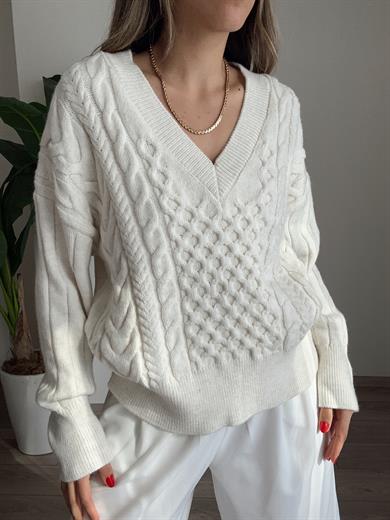 Ekru Saç Örgü Detaylı V Yaka Kazak