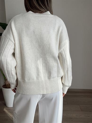Ekru Saç Örgü Detaylı V Yaka Kazak