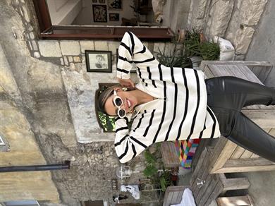 Ekru-Siyah Dik Yaka Fermuarlı Çizgili Triko Kazak