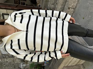 Ekru-Siyah Dik Yaka Fermuarlı Çizgili Triko Kazak