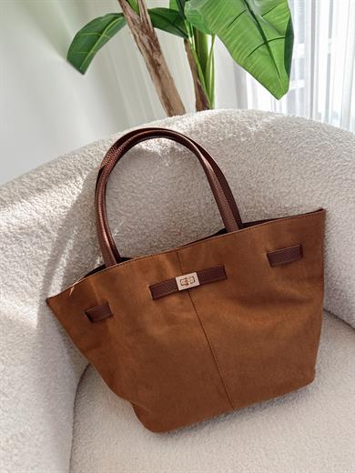 Helena Kahve Süet Model El Ve Kadın Omuz Çantası