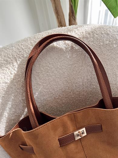 Helena Kahve Süet Model El Ve Kadın Omuz Çantası