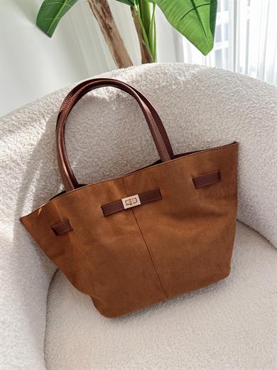 Helena Kahve Süet Model El Ve Kadın Omuz Çantası