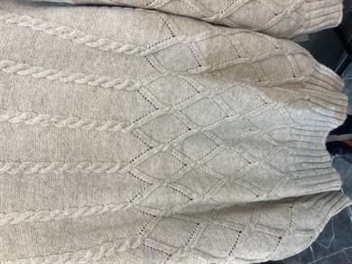 Kabartma Örgü Desenli Bej Triko Hırka