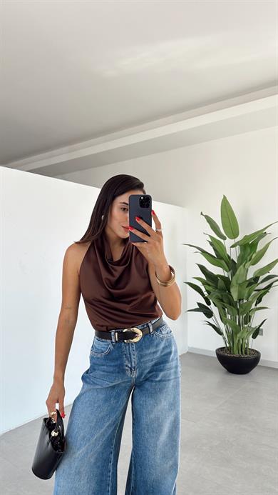 Kahve Sırtı Açık Saten Bluz