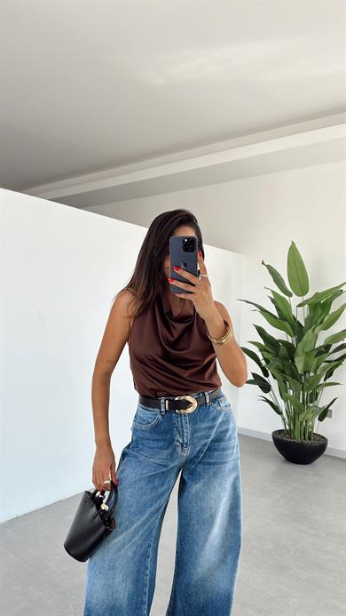 Kahve Sırtı Açık Saten Bluz