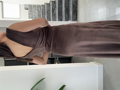 Kahve Toka Detaylı Yırtmaçlı Kadife Elbise