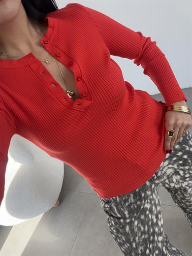 Kırmızı Fitilli Düğme Detaylı Bluz