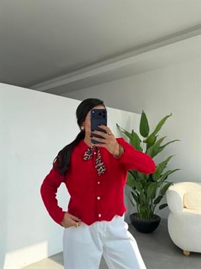 Kırmızı Fularlı Düz Hırka