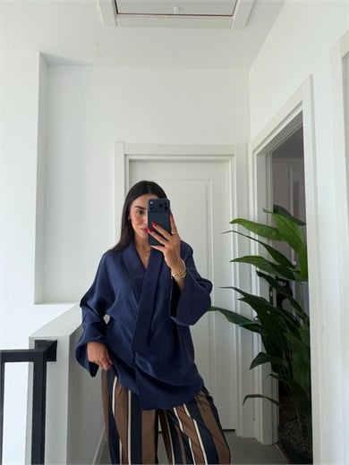 Kruvaze 3 Düğmeli Lacivert Bluz