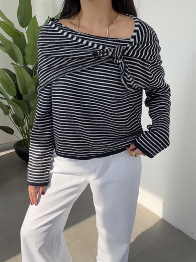 Lacivert Çizgili Fular Detaylı Triko Kazak