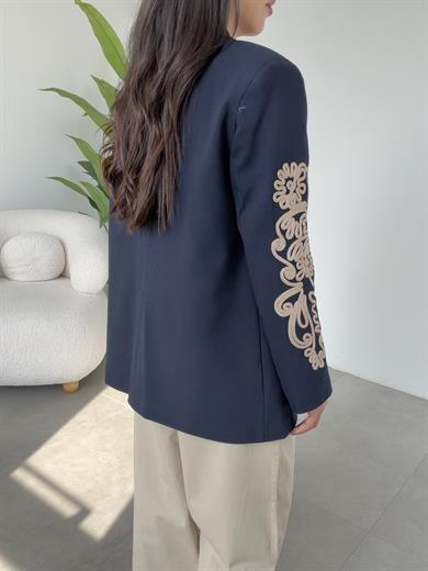 Lacivert Kol Nakış Detaylı Vatkalı Ceket