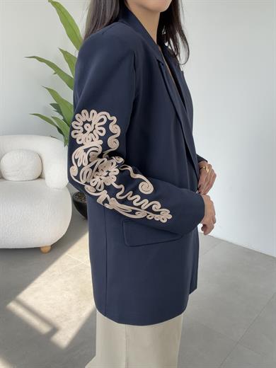 Lacivert Kol Nakış Detaylı Vatkalı Ceket