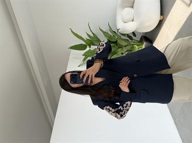 Lacivert Kol Nakış Detaylı Vatkalı Ceket