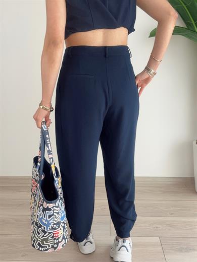 Lacivert Paçaları Düğme Detaylı Pantolon