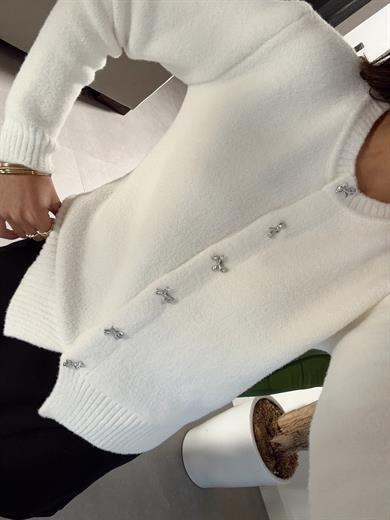 M-D Beyaz Fiyonk Düğme Detaylı Hırka