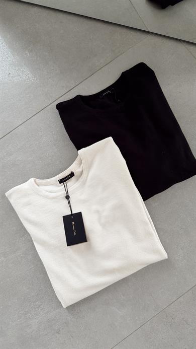 M-D Siyah Kolları Çıtçıt Detaylı Triko