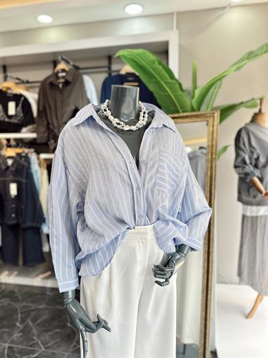 Mavi Çizgili Açık Yaka Gömlek