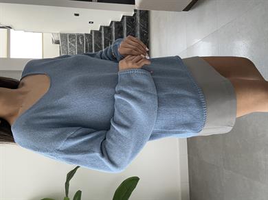 Mavi Oval Yaka Yumusak Dokulu Triko Kazak